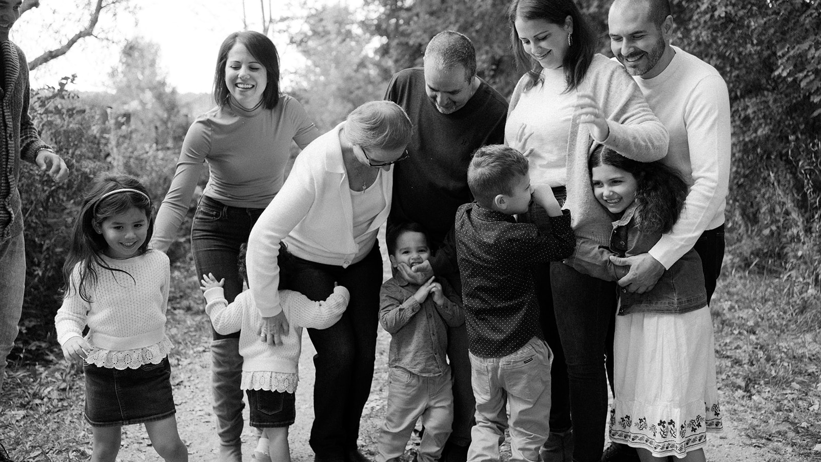 An Extended family photo shoot outside.